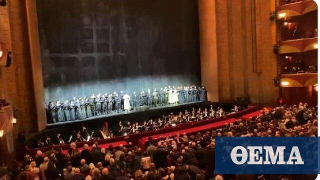 Η συγκινητική στιγμή που η χορωδία της Metropolitan Opera ψέλνει τον εθνικό ύμνο της Ουκρανίας