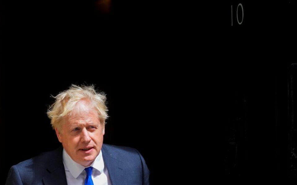 Τζόνσον: Σε αναζήτηση υποστήριξης βουλευτών για να επανέλθει στην πρωθυπουργία