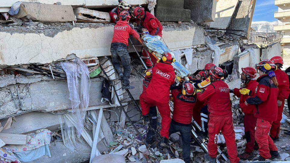 Τουρκία: Δύο γυναίκες ανασύρθηκαν ζωντανές 122 ώρες μετά τον σεισμό – 24.150 οι νεκροί