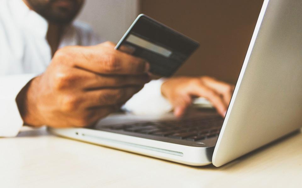 Skroutz: Κερδίζει έδαφος το Buy Now, Pay Later – Ποιους τρόπους πληρωμής προτιμούν οι καταναλωτές