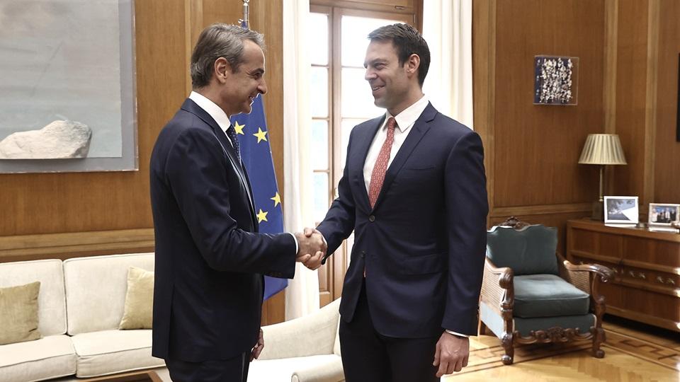 Πρώτο τετ α τετ Μητσοτάκη-Κασσελάκη: Ο διάλογος μπροστά στις κάμερες