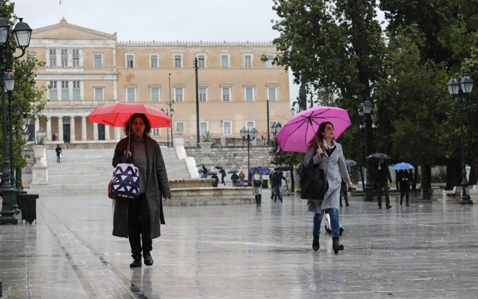 Ισχυρές βροχές και θυελλώδες νότιοι άνεμοι από αργά το απόγευμα